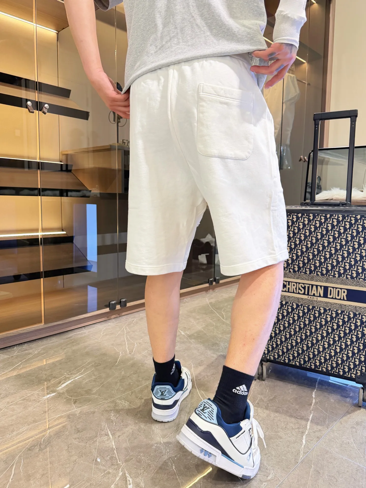 Balenciaga's three-standard complete 2026 summer New Arrival men's casual shorts, advanced custom-made Breathable fabric, Breathable fabric, extremely stretchy and comfortable, impeccable details, top-grade accessories, original logo design concept, delicate and soft feel! The upper body fit is awesome! Size: M-XXXL Please state your height and weight when ordering